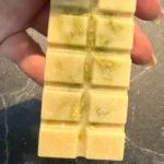 שוקולד לבן עם נגיעה של קרם פיסטוק ושקדים